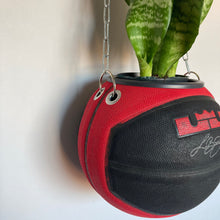 Charger l'image dans la galerie, decoration-sneakers-nike-basket-ball-planter-ballon-plante