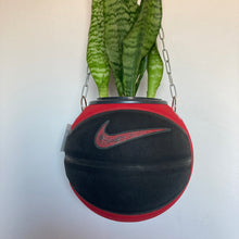 Charger l'image dans la galerie, decoration-sneakers-nike-basket-ball-planter-ballon-plante