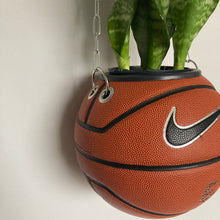 Charger l'image dans la galerie, decoration-sneakers-nike-pot-de-fleurs-plante-ballon-de-basket-basketball-planter