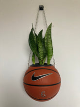 Charger l'image dans la galerie, decoration-sneakers-nike-pot-de-fleurs-plante-ballon-de-basket-basketball-planter