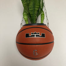 Charger l'image dans la galerie, decoration-sneakers-nike-pot-de-fleurs-plante-ballon-de-basket-basketball-planter