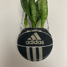Charger l'image dans la galerie, decoration-sneakers-pot-de-fleurs-plante-ballon-de-basket-adidas-basketball-planter