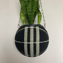 Charger l'image dans la galerie, decoration-sneakers-pot-de-fleurs-plante-ballon-de-basket-adidas-basketball-planter