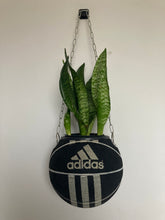 Charger l'image dans la galerie, decoration-sneakers-pot-de-fleurs-plante-ballon-de-basket-adidas-basketball-planter