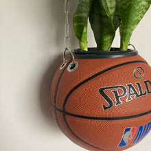 Charger l'image dans la galerie, decoration-sneakers-pot-de-fleurs-plante-ballon-de-basket-basketball-planter
