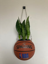 Charger l'image dans la galerie, decoration-sneakers-pot-de-fleurs-plante-ballon-de-basket-basketball-planter