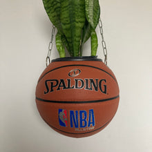 Charger l'image dans la galerie, decoration-sneakers-pot-de-fleurs-plante-ballon-de-basket-basketball-planter