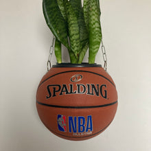 Charger l'image dans la galerie, decoration-sneakers-pot-de-fleurs-plante-ballon-de-basket-basketball-planter