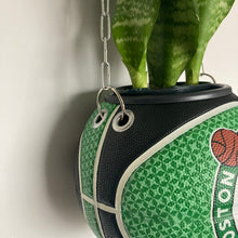 Charger l'image dans la galerie, decoration-sneakers-pot-de-fleurs-plante-ballon-de-basket-celtics-basketball-planter