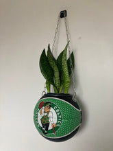 Charger l'image dans la galerie, decoration-sneakers-pot-de-fleurs-plante-ballon-de-basket-celtics-basketball-planter