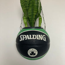 Charger l'image dans la galerie, decoration-sneakers-pot-de-fleurs-plante-ballon-de-basket-celtics-basketball-planter
