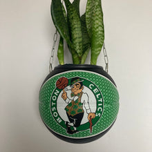 Charger l'image dans la galerie, decoration-sneakers-pot-de-fleurs-plante-ballon-de-basket-celtics-basketball-planter