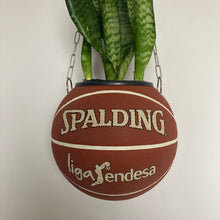 Charger l'image dans la galerie, decoration-sneakers-pot-de-fleurs-plante-ballon-de-basket-spalding-basketball-planter