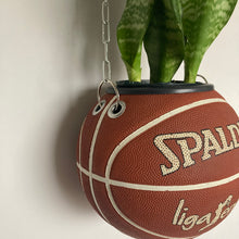 Charger l'image dans la galerie, decoration-sneakers-pot-de-fleurs-plante-ballon-de-basket-spalding-basketball-planter