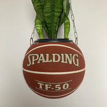 Charger l'image dans la galerie, decoration-sneakers-pot-de-fleurs-plante-ballon-de-basket-spalding-basketball-planter