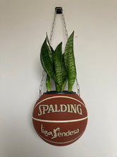 Charger l'image dans la galerie, decoration-sneakers-pot-de-fleurs-plante-ballon-de-basket-spalding-basketball-planter