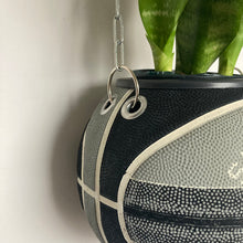 Charger l'image dans la galerie, decoration-sneakers-pot-de-fleurs-plante-ballon-de-basket-spurs-basketball-planter