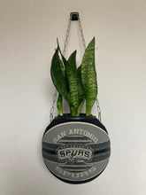 Charger l'image dans la galerie, decoration-sneakers-pot-de-fleurs-plante-ballon-de-basket-spurs-basketball-planter