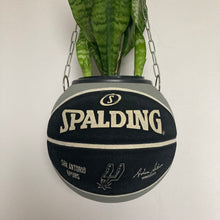 Charger l'image dans la galerie, decoration-sneakers-pot-de-fleurs-plante-ballon-de-basket-spurs-basketball-planter