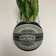 Charger l'image dans la galerie, decoration-sneakers-pot-de-fleurs-plante-ballon-de-basket-spurs-basketball-planter