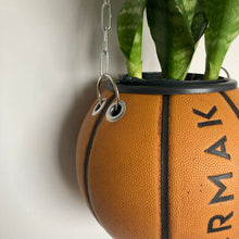 Charger l'image dans la galerie, decoration-sneakers-pot-de-fleurs-plante-ballon-de-basket-tarmak-basketball-planter-