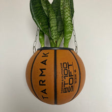 Charger l'image dans la galerie, decoration-sneakers-pot-de-fleurs-plante-ballon-de-basket-tarmak-basketball-planter-