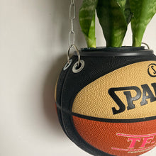 Charger l'image dans la galerie, decoration-sneakers-pot-de-fleurs-plante-ballon-de-basketball-planter