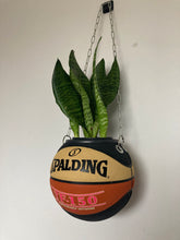 Charger l'image dans la galerie, decoration-sneakers-pot-de-fleurs-plante-ballon-de-basketball-planter