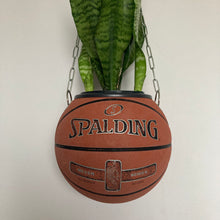Charger l'image dans la galerie, decoration-sneakers-pot-de-fleurs-plante-ballon-de-basketball-planter-spalding