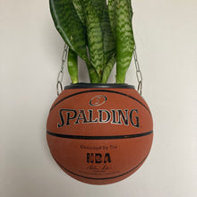 Charger l'image dans la galerie, decoration-sneakers-pot-de-fleurs-plante-ballon-de-basketball-planter-spalding