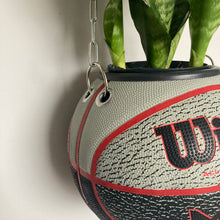Charger l'image dans la galerie, decoration-sneakers-pot-de-fleurs-plante-ballon-de-basketball-planter-wilson