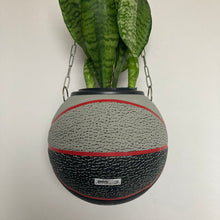 Charger l'image dans la galerie, decoration-sneakers-pot-de-fleurs-plante-ballon-de-basketball-planter-wilson