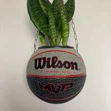 Charger l'image dans la galerie, decoration-sneakers-pot-de-fleurs-plante-ballon-de-basketball-planter-wilson