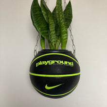 Charger l'image dans la galerie, idee-deco-chambre-sneaker-room-basketball-planter-pot-de-fleurs-ballon-de-basket-nike-plante