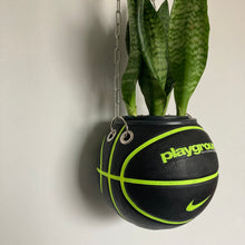 Charger l'image dans la galerie, idee-deco-chambre-sneaker-room-basketball-planter-pot-de-fleurs-ballon-de-basket-nike-plante