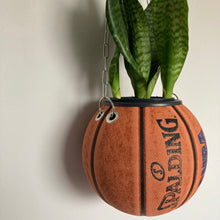 Charger l'image dans la galerie, idee-deco-chambre-sneaker-room-basketball-planter-pot-de-fleurs-ballon-de-basket-spalding-vintage-plante