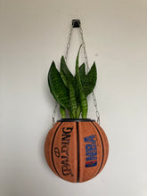 Charger l'image dans la galerie, idee-deco-chambre-sneaker-room-basketball-planter-pot-de-fleurs-ballon-de-basket-spalding-vintage-plante