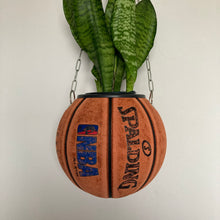 Charger l'image dans la galerie, idee-deco-chambre-sneaker-room-basketball-planter-pot-de-fleurs-ballon-de-basket-spalding-vintage-plante