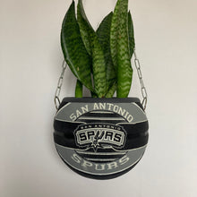 Charger l'image dans la galerie, idee-deco-chambre-sneaker-room-basketball-planter-pot-de-fleurs-ballon-de-basket-spurs-plante
