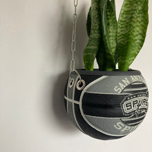 Charger l'image dans la galerie, idee-deco-chambre-sneaker-room-basketball-planter-pot-de-fleurs-ballon-de-basket-spurs-plante