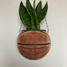 Charger l'image dans la galerie, idee-deco-chambre-sneaker-room-basketball-planter-pot-de-fleurs-ballon-de-basket-vintage-spalding-plante