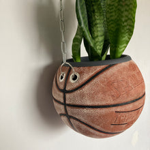 Charger l'image dans la galerie, idee-deco-chambre-sneaker-room-basketball-planter-pot-de-fleurs-ballon-de-basket-vintage-spalding-plante