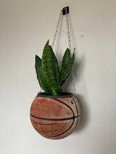 Charger l'image dans la galerie, idee-deco-chambre-sneaker-room-basketball-planter-pot-de-fleurs-ballon-de-basket-vintage-spalding-plante