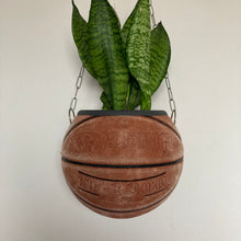Charger l'image dans la galerie, idee-deco-chambre-sneaker-room-basketball-planter-pot-de-fleurs-ballon-de-basket-vintage-spalding-plante