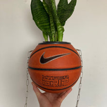 Charger l'image dans la galerie, idee-deco-chambre-sneakers-room-basketball-planter-pot-de-fleurs-ballon-de-basket-nike-plante