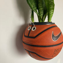 Charger l'image dans la galerie, idee-deco-chambre-sneakers-room-basketball-planter-pot-de-fleurs-ballon-de-basket-nike-plante