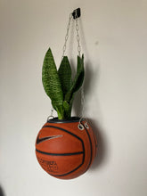 Charger l'image dans la galerie, idee-deco-chambre-sneakers-room-basketball-planter-pot-de-fleurs-ballon-de-basket-nike-plante