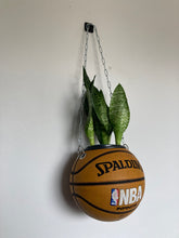 Charger l'image dans la galerie, idee-decoration-basket-chambre-ballon-spalding-nba