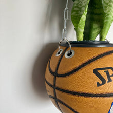 Charger l'image dans la galerie, idee-decoration-basket-chambre-ballon-spalding-nba