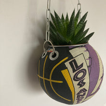 Charger l'image dans la galerie, idee-decoration-basketball-pot-de-fleurs-plantes-ballon-de-basket-basketball-planter